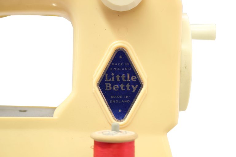 little-betty-debutante-01-blue-electric-toy-01-06-yellow-uk-musuem-global-web