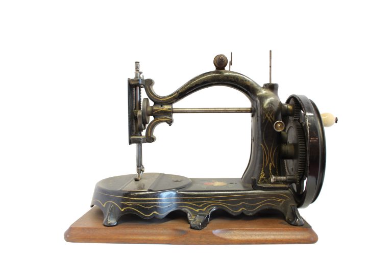 Gardner-Sewing--the-royal-Machine-Company-01-museum-global-web