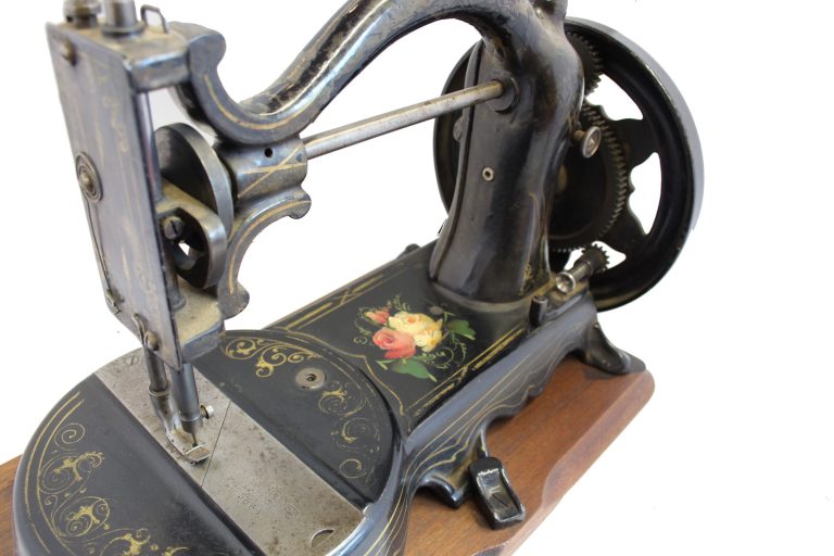 Gardner-Sewing--the-royal-Machine-Company-03-museum-global-web