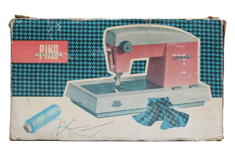 electra-piko-01-04-toy-deutschland-weiß-braun-blau-weiß-museum-global-box-web