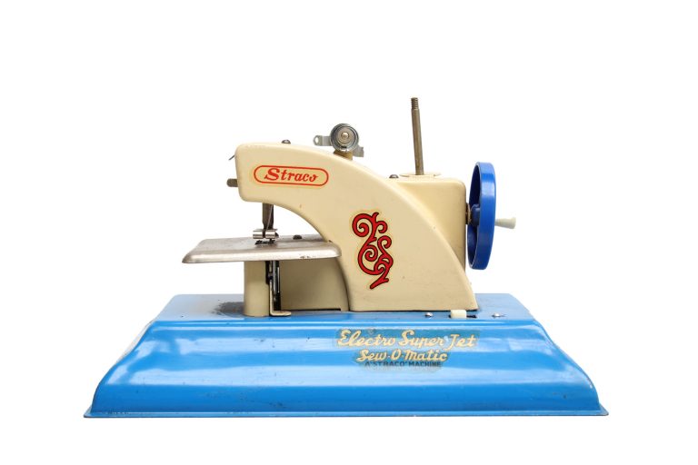 electro-super-jet-sew-o-matic-01-straco-toy-white-blue-musuem-global-xl-web