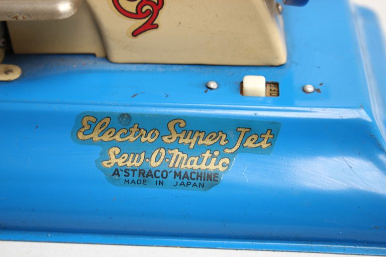 electro-super-jet-sew-o-matic-03-straco-toy-white-blue-musuem-global-web