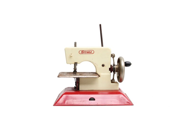 straco-sew-o-matic-junior-toy-01-01-toy-red-white-musuem-global-xs-web