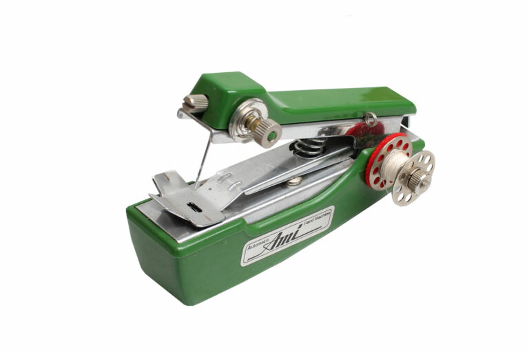 Máquina de costura manual e verde Ami-Automatic-01-02-museum-global-web