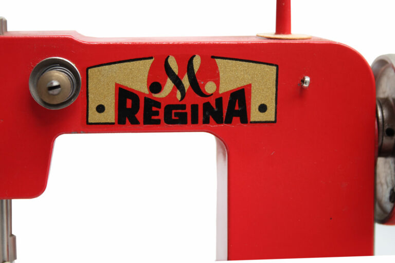 müller-Regina-no-570-02-red-toy-german-musuem-global-web
