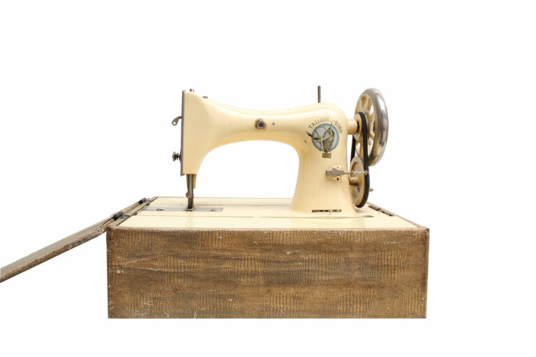 The-Tailor-Bird-Sewing-Machine-Company-01-01-toy-white-musuem-global-xm-web