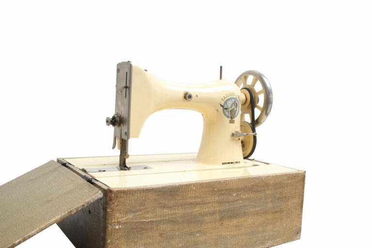 The-Tailor-Bird-Sewing-Machine-Company-01-03-toy-white-musuem-global-web