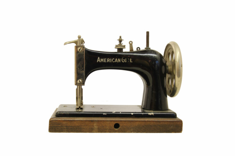 National-Sewing-Machine-Company-american-girl-black-01-01-museum-global-xm-web