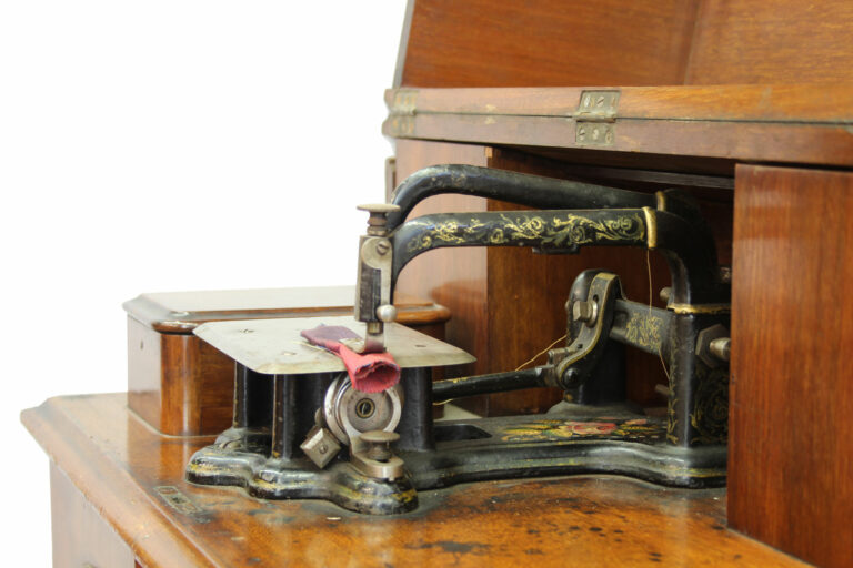 the-Britannnia-davenport-desk-01-11-domestic-uk-musuem-global-web