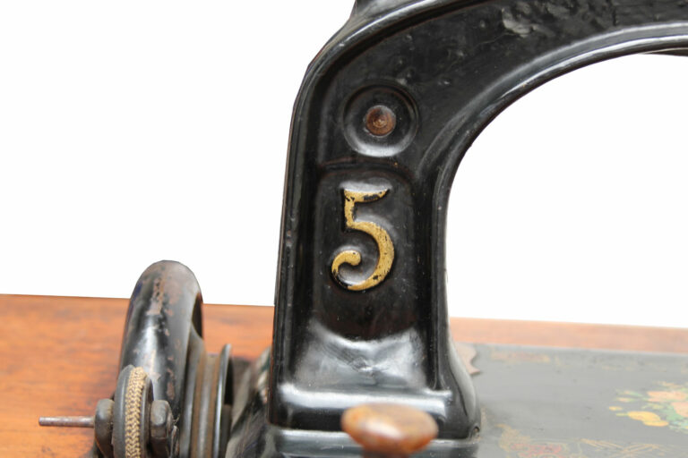 AMERIKAAN-BUTTON-HOLE-OVERSEAMING-&-Snaaimachine-Company-no-05-03-museum-global-web