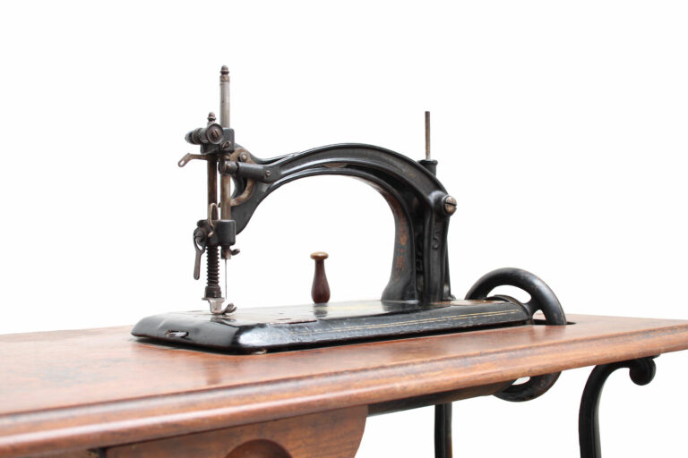 AMERIKAAN-BUTTON-HOLE-OVERSEAMING-&-Snaaimachine-Company-no-05-09-museum-global-web