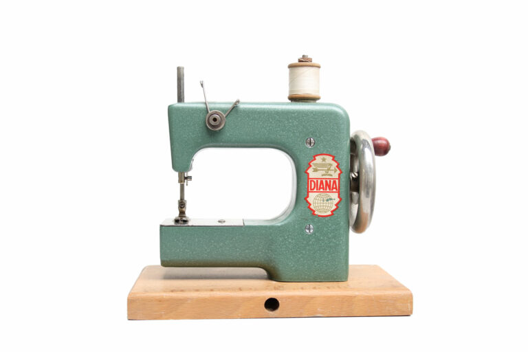 diana-2000-01-01-toy-free-arm-german-green-museum-imca-global-m-web