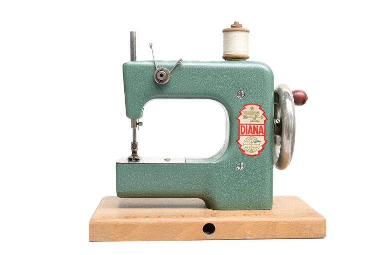 diana-2000-01-01-toy-free-arm-german-green-museum-imca-global-xl-web