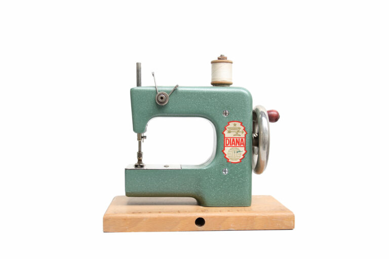 diana-2000-01-01-toy-free-arm-german-green-museum-imca-global-xs-web