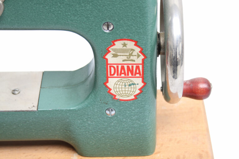 diana-2000-01-02-toy-free-arm-german-green-museum-imca-global-web