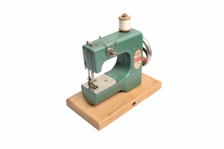 diana-2000-01-03-toy-free-arm-german-green-museum-imca-global-web